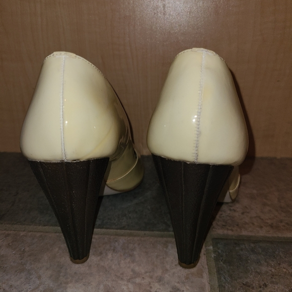 BCBGirls Y2K ivory peep toe pumps 7.5 - Picture 3 of 6